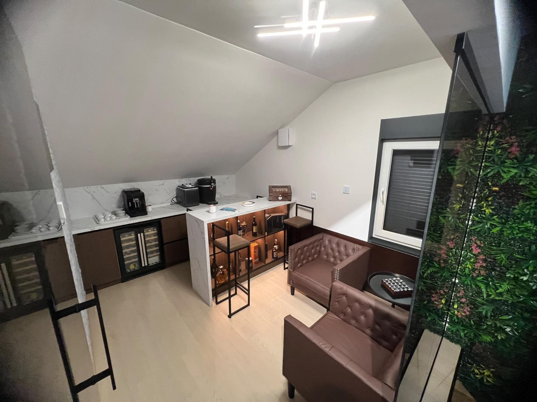 Cigar Room sa mermernim barom, espresso aparatom, vinskim frižiderom i kožnim foteljama