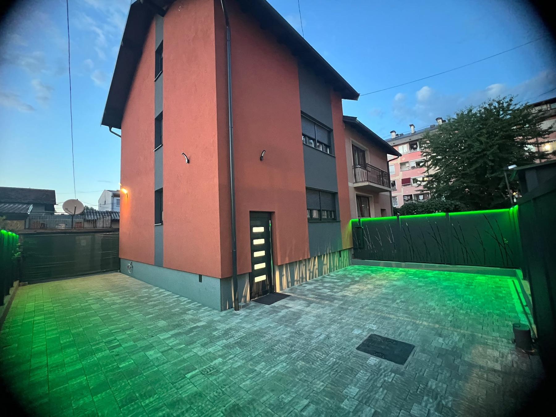 Privatni parking u dvorištu iza visoke ograde sa LED rasvjetom
