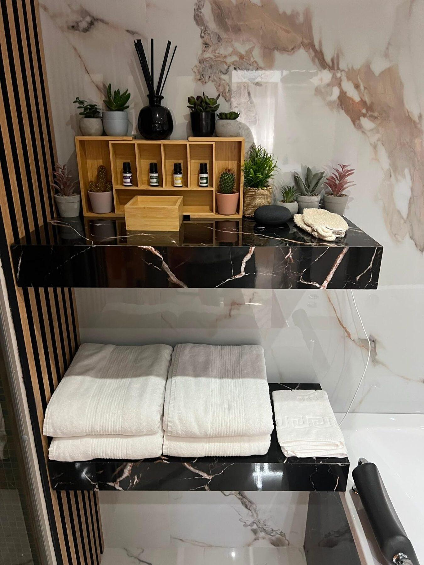 Station für Handtücher und Aromaöle