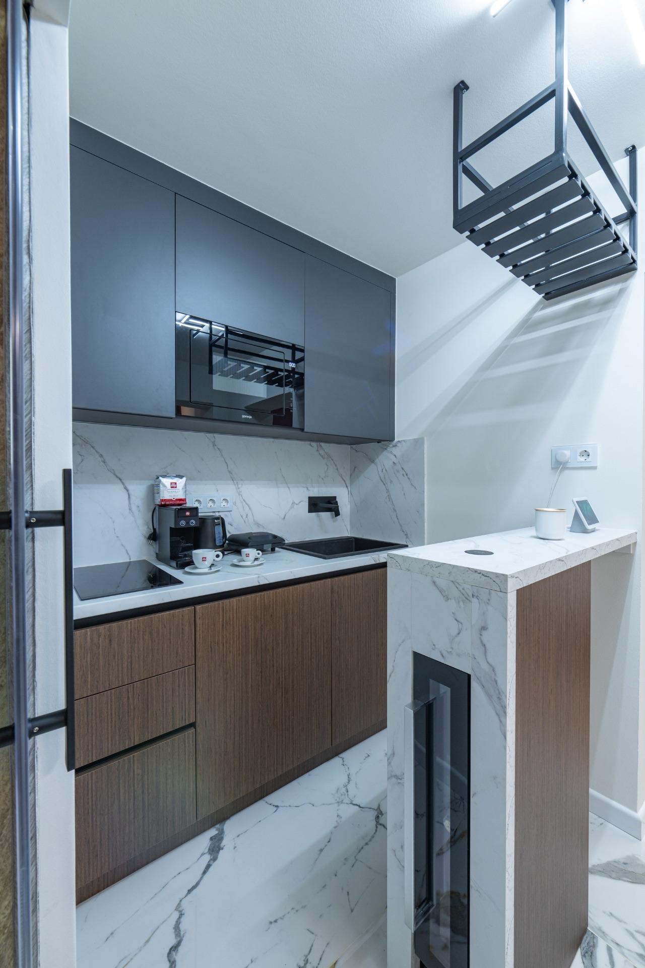 Küche mit Weinkühlschrank