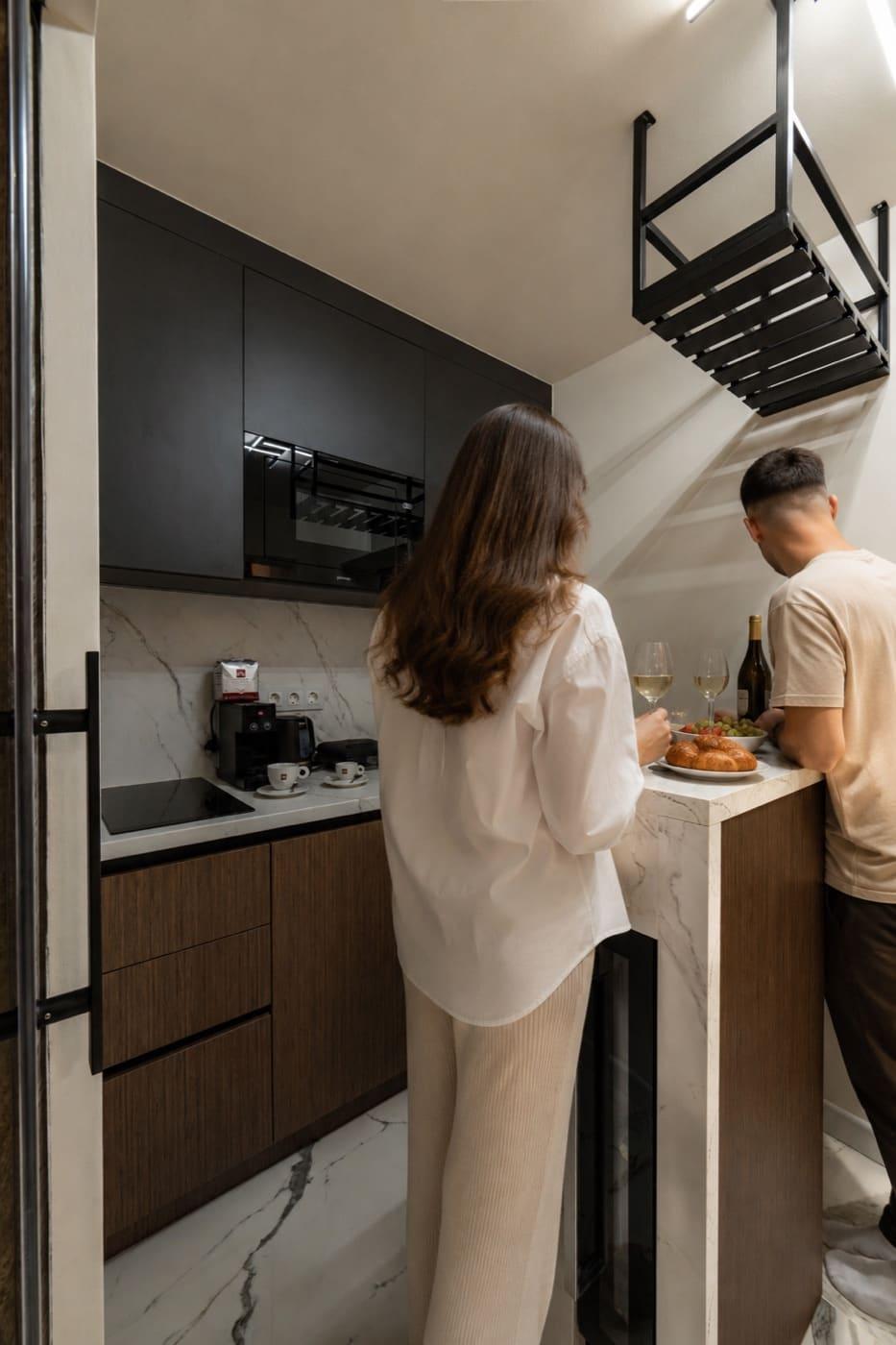 Ein gedecktes Frühstück und eine Weinauswahl im Apartment im sanften Morgenlicht