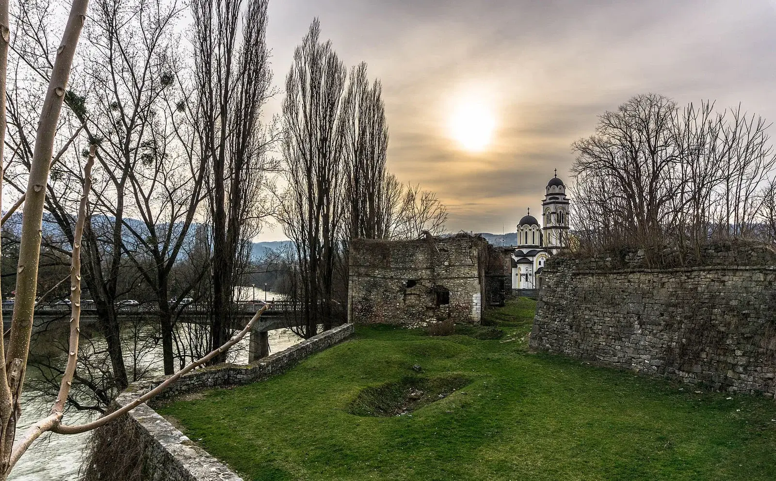 Kameni bedemi tvrđave Kastel uz rijeku Vrbas u Banjoj Luci