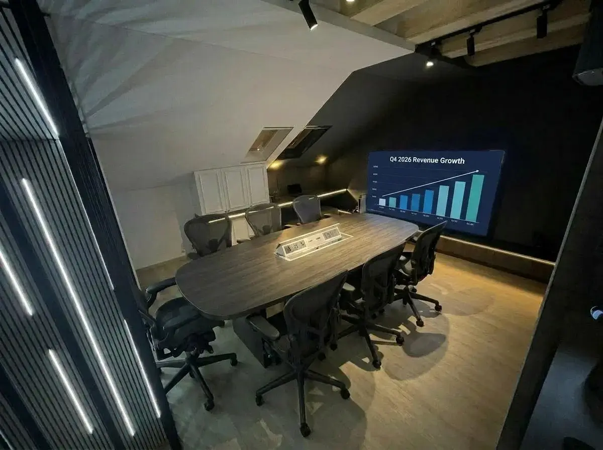 Konferencijska sala sa stolom za osam osoba u Residence apartmanu