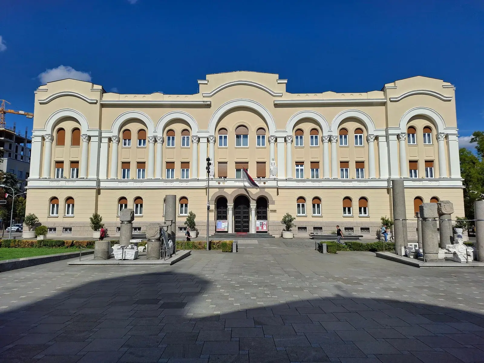 Zgrada Banskog dvora u centru Banje Luke po sunčanom danu