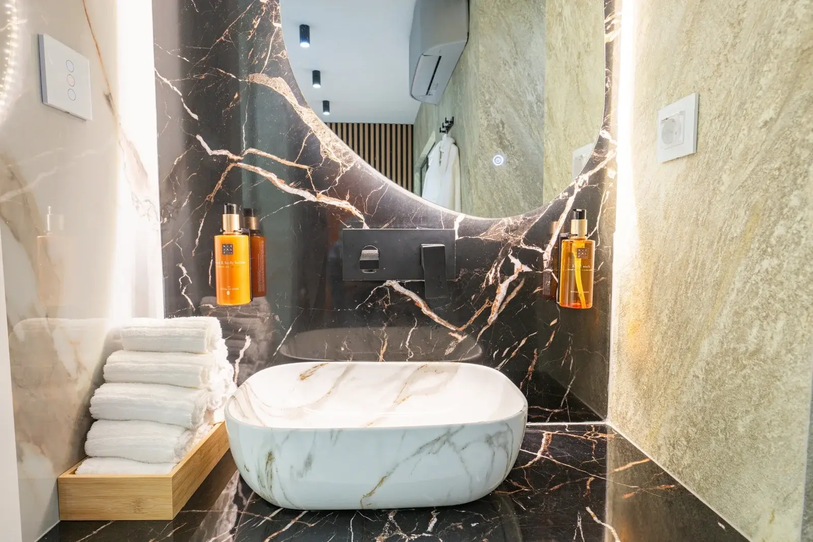 Kupatilo Wellness Suite apartmana sa kozmetikom i peškirima