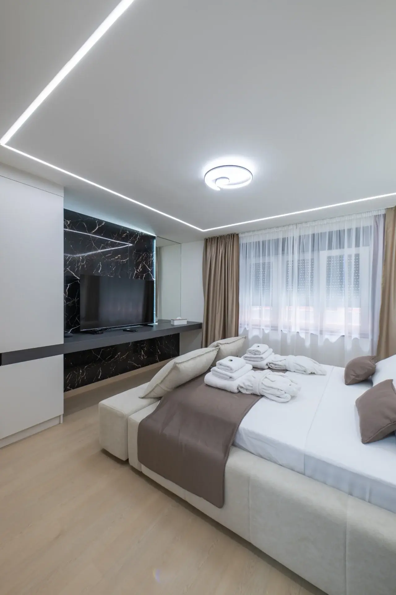 Spavaća soba sa spremljenim ogrtačima i peškirima za spa vikend