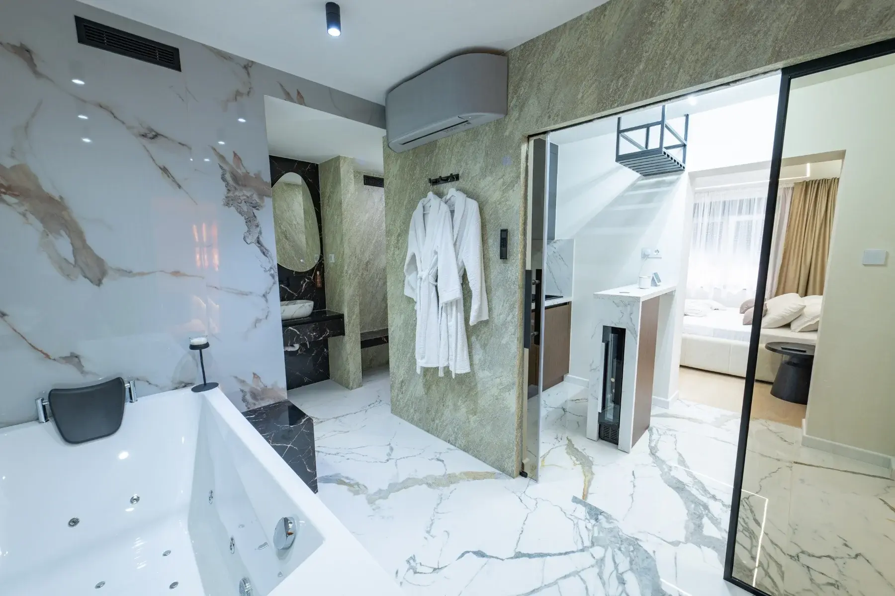 Privatna spa zona sa jacuzzijem u Wellness Suite apartmanu