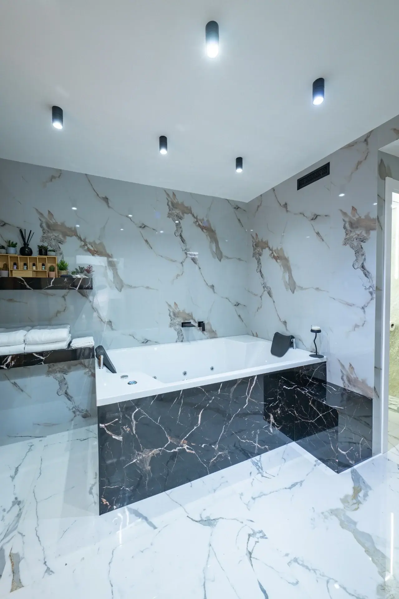 Hidromasažna kada za dvoje u Wellness Suite apartmanu