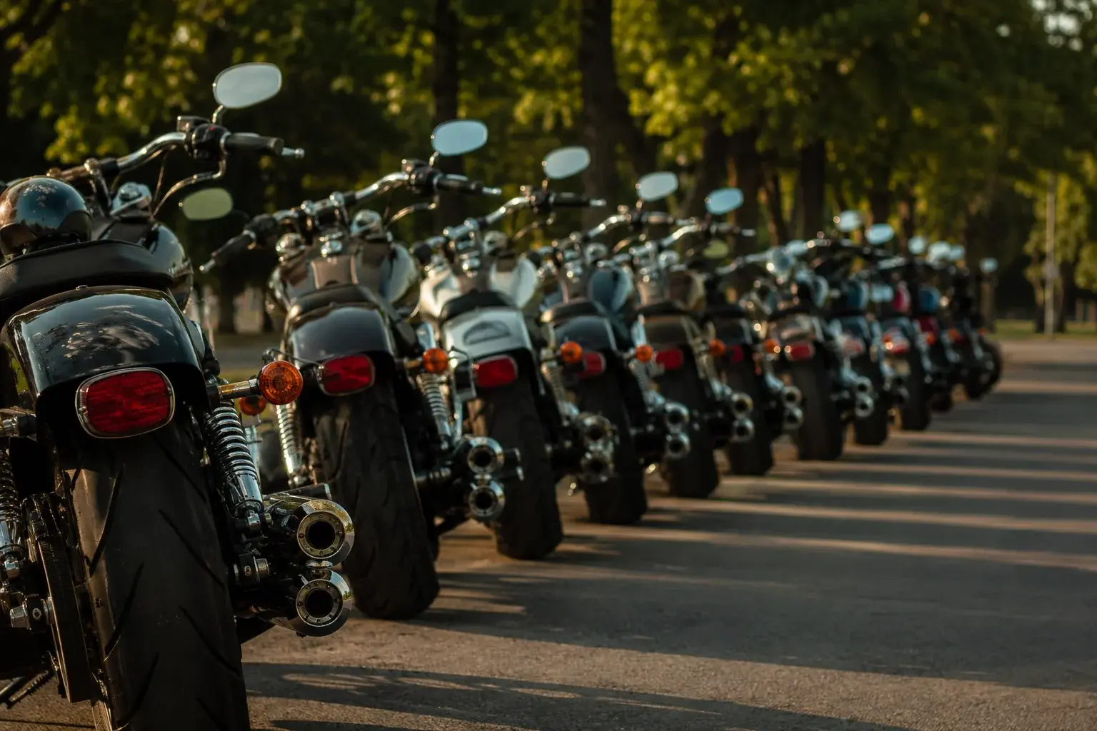 Red parkiranih motocikala u koloni u kasno popodne