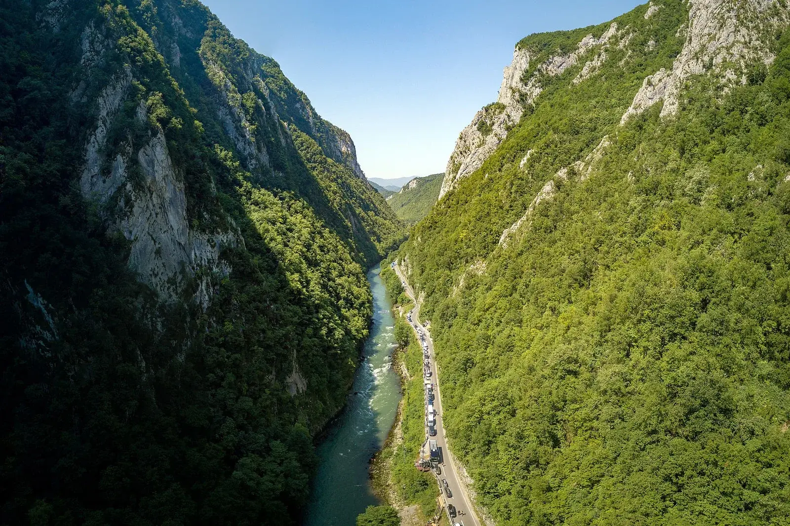 Kanjon Vrbasa sa putem uz rijeku između strmih stijena