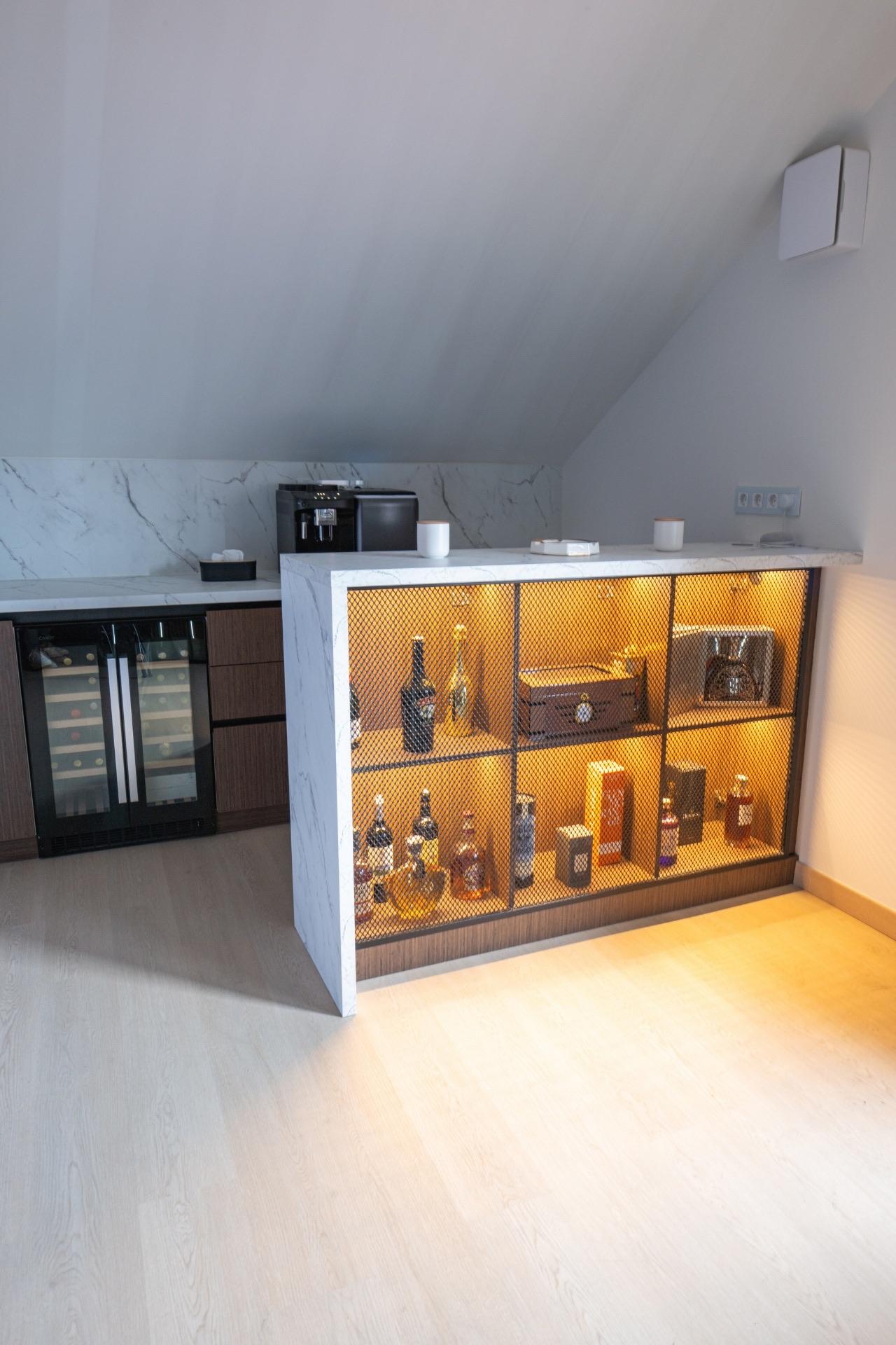 Cigar Lounge sa DeLonghi espresso aparatom i vinskim frižiderom