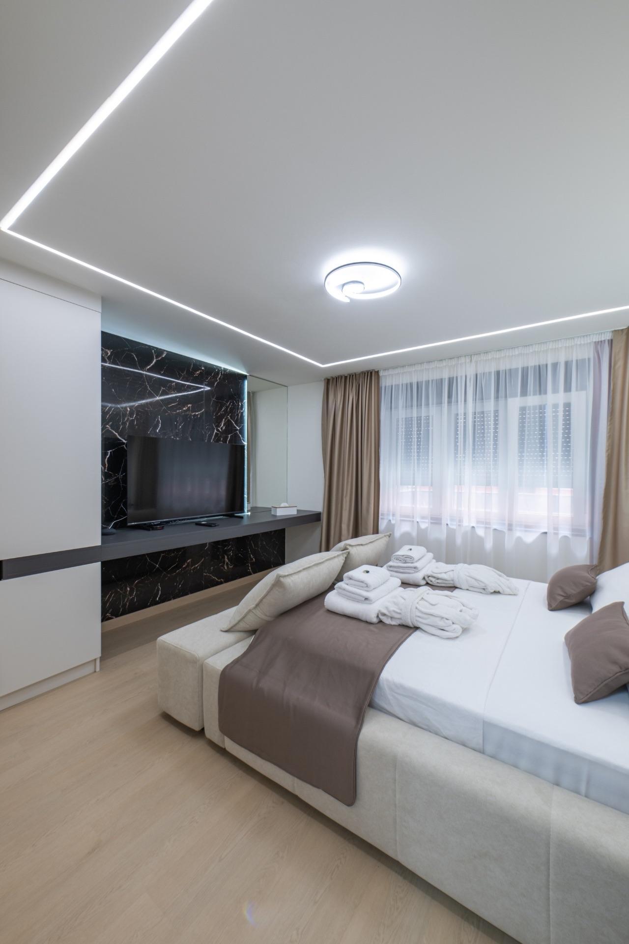 Glavna spavaća soba sa 55 inča Smart TV-om