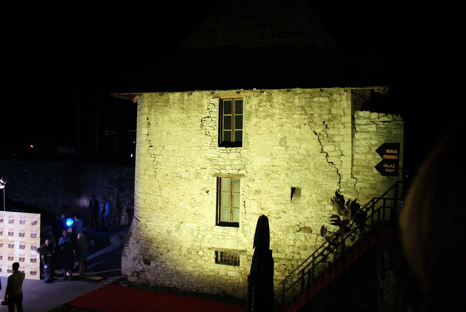 Osvijetljena kamena kula na tvrđavi Kastel tokom Demofesta