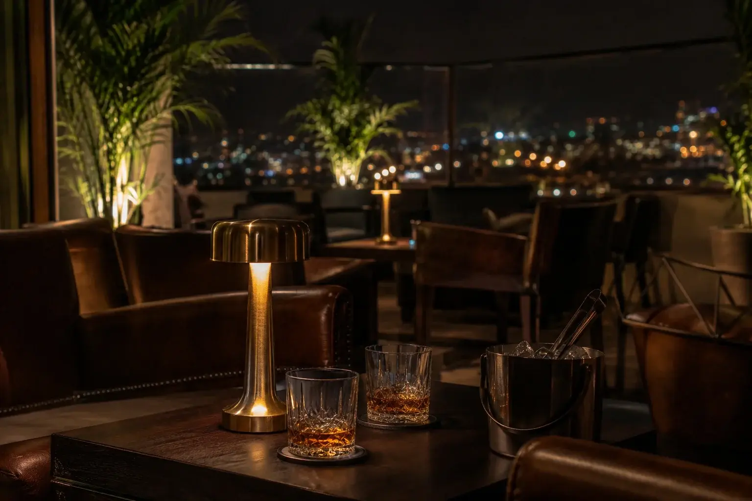 Večernja lounge terasa sa niskim stolovima i prigušenim svjetlom
