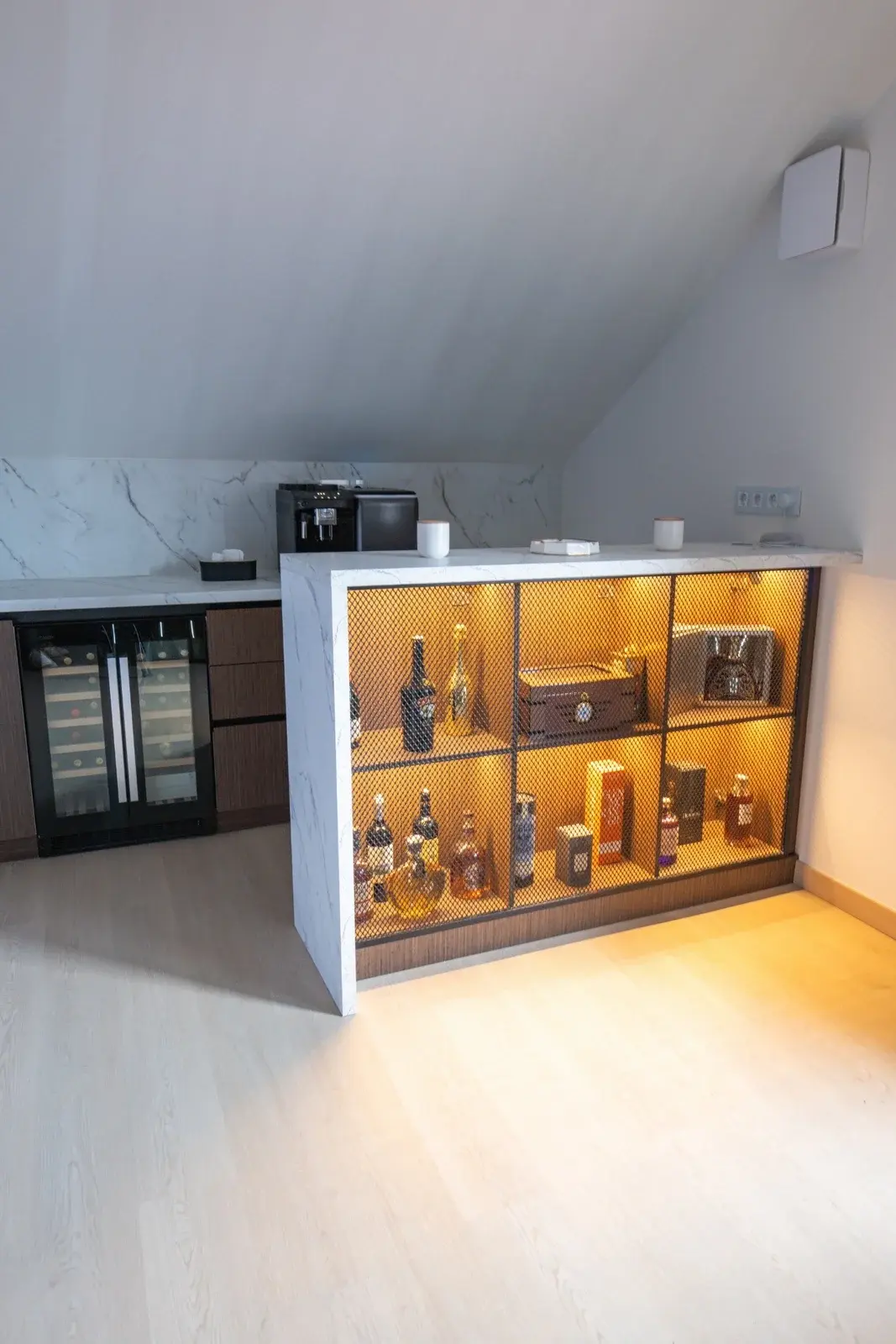 Osvijetljena vitrina sa pićem, humidorom i vinskim frižiderom u Residence apartmanu