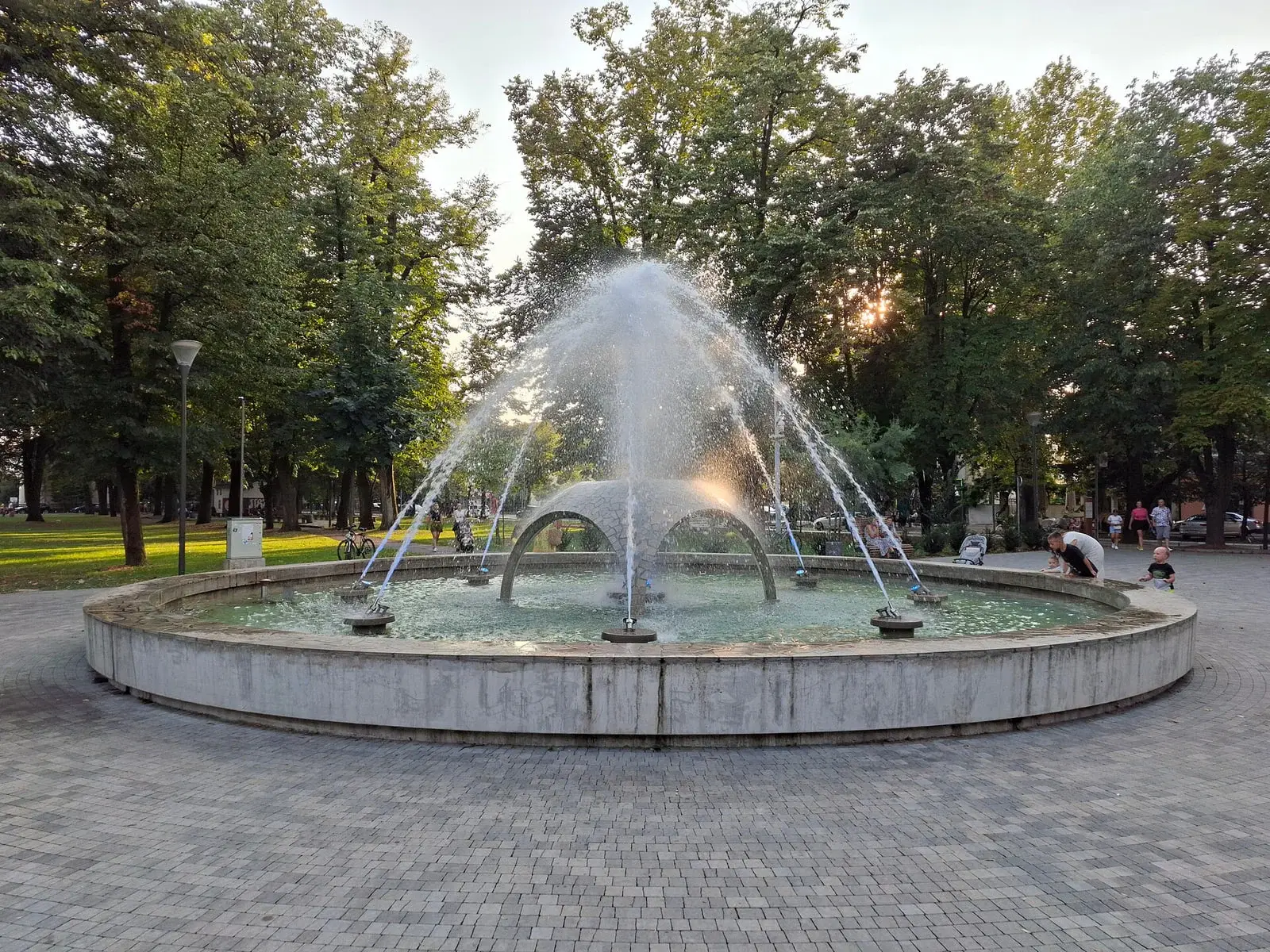 Fontana u parku u centru Banje Luke u ljetno predvečerje