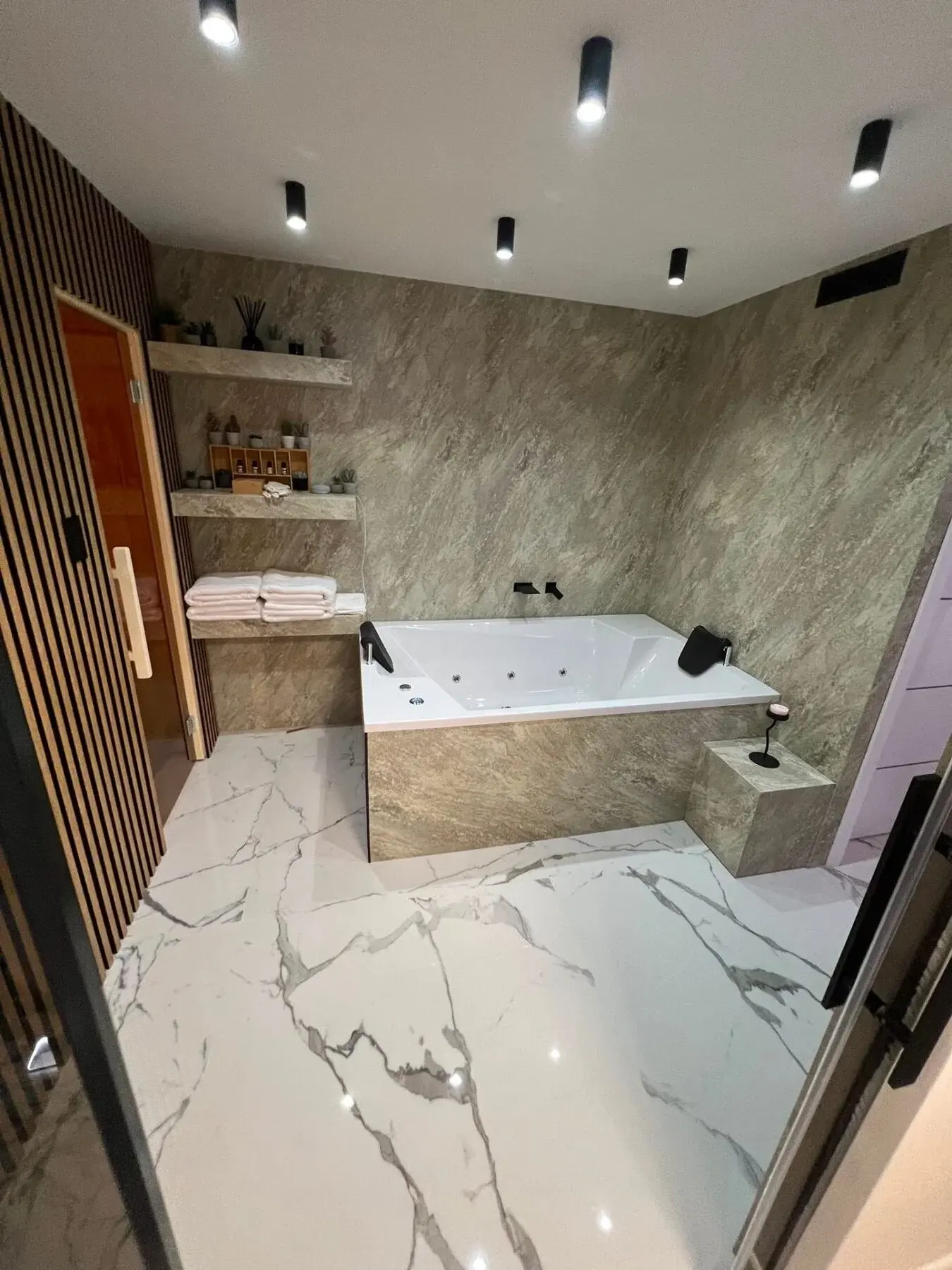 Jacuzzi na spa etaži Residence apartmana, uz ulaz u saunu