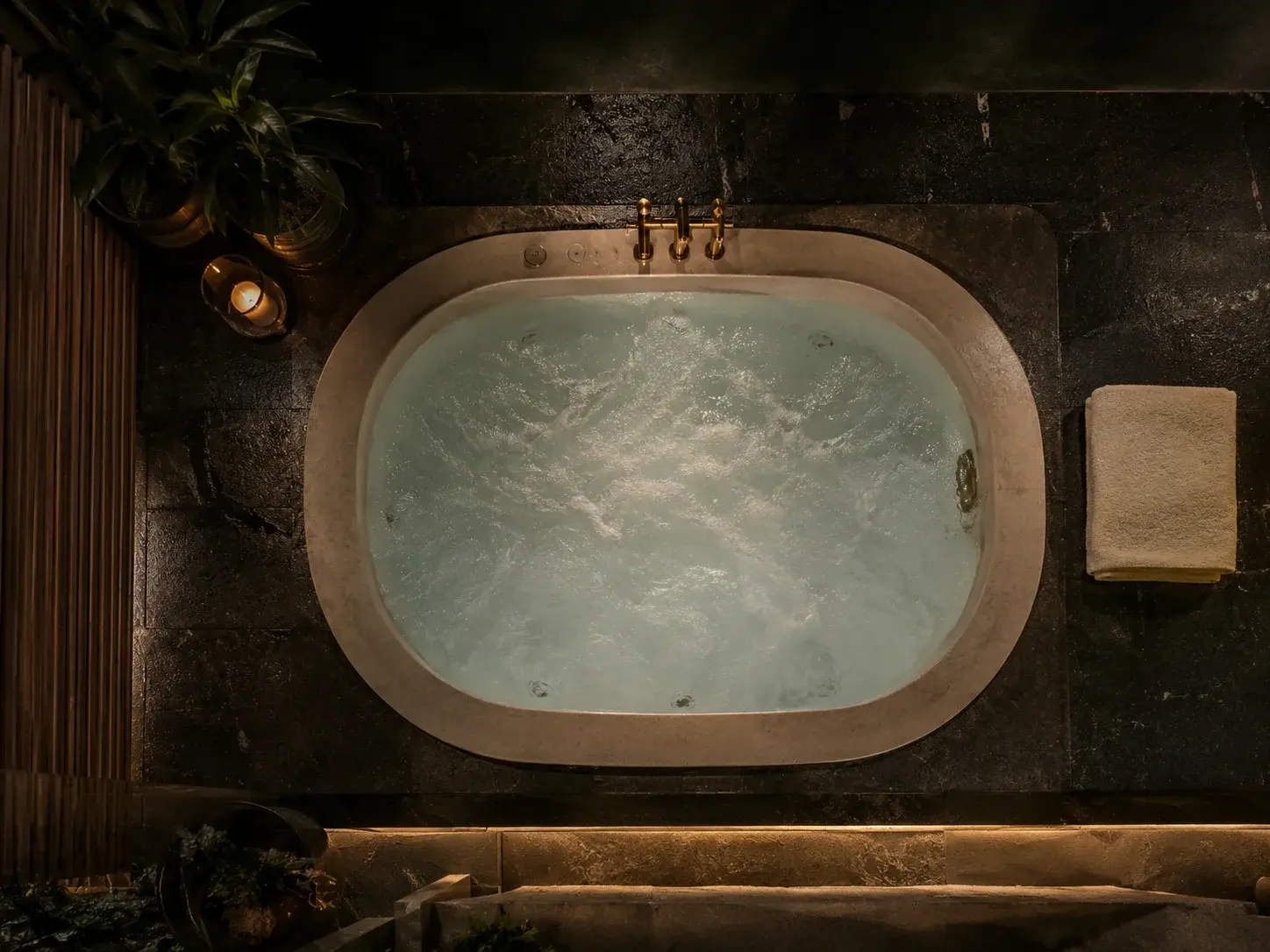 Jacuzzi kada sa uzburkanom vodom snimljena odozgo