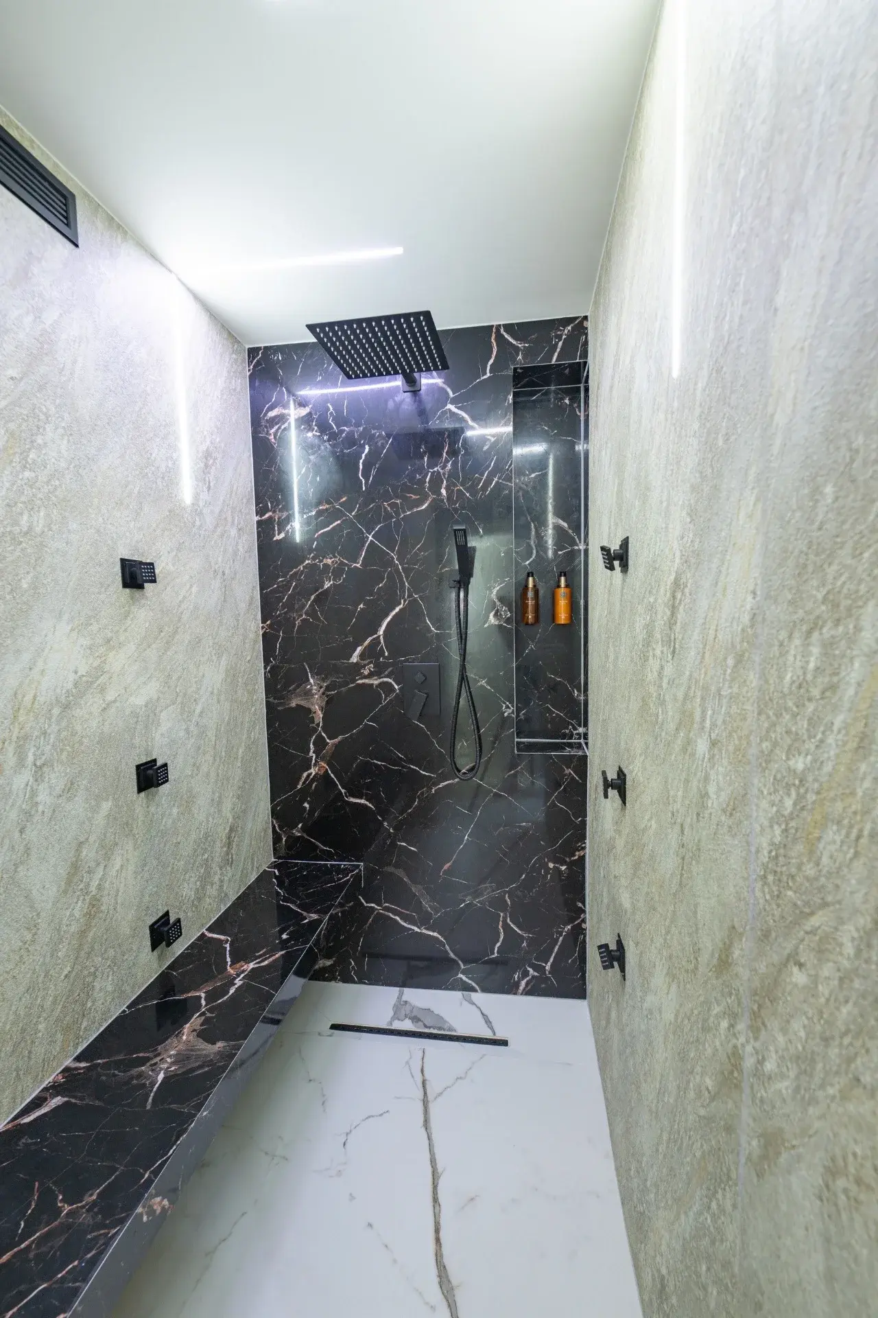 Masažni rain shower za hlađenje poslije saune